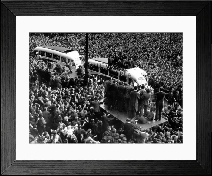 Framed Print : The Manchester United team are greeted by huge crowds in the city centre as they return Framed Print : The Manchester United team are greeted by huge crowds in the city centre as they return