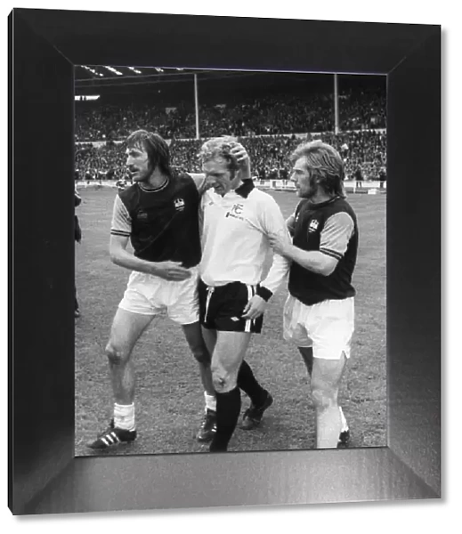 West Ham v Fulham F. C F. A. Cup Final 3rd May 1975 A Friendly touch as Fulham