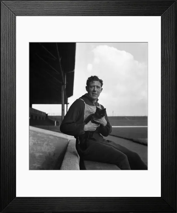 Framed Print : West Bromwich Albion F. C. Jack Vernon with. Jopsy, Kitten mascot. March 1949 O17171-001 Framed Print : West Bromwich Albion F. C. Jack Vernon with. Jopsy, Kitten mascot. March 1949 O17171-001