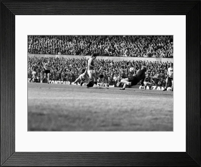 Framed Print : English League Division One match at Old Trafford. Manchester United 3 v Wolverhampton
