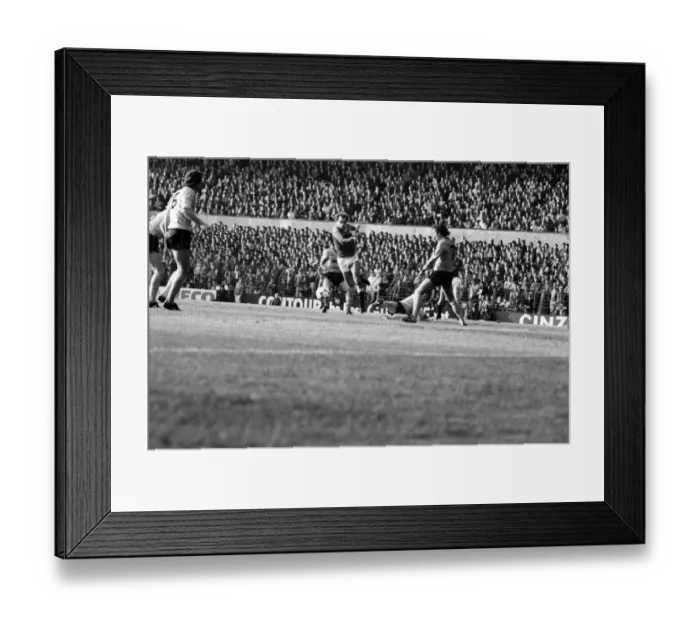 Framed Print : English League Division One match at Old Trafford. Manchester United 3 v Wolverhampton