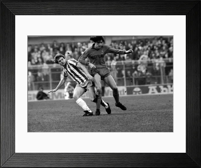 Framed Print : Sheffield Wednesday 3 v. Oldham 0. Division One Football. February 1981 MF01-31-004 Framed Print : Sheffield Wednesday 3 v. Oldham 0. Division One Football. February 1981 MF01-31-004