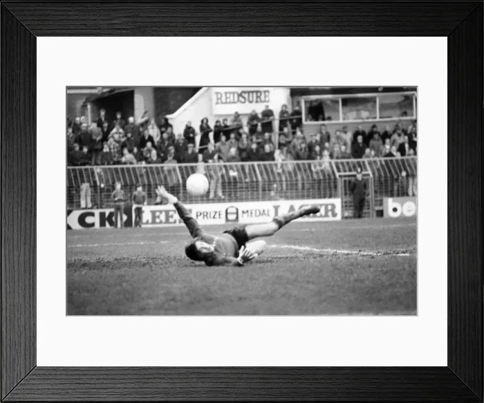 Framed Print : Oldham v. Bristol. R. Febuary 1981 MF01-25-023 Framed Print : Oldham v. Bristol. R. Febuary 1981 MF01-25-023