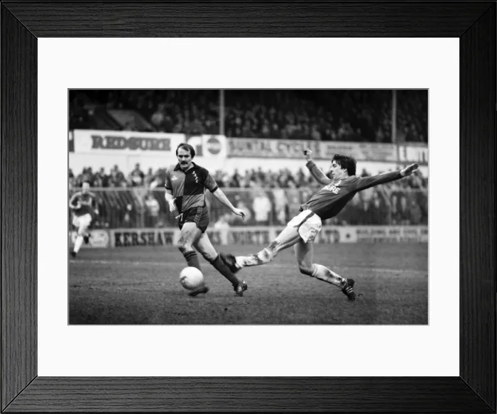 Framed Print : Oldham v. Bristol. R. Febuary 1981 MF01-25-015