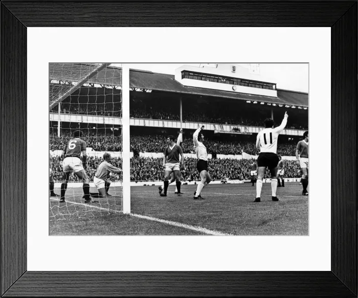 Framed Print : Pre-season match at White Hart Lane. Tottenham Hotspur v Glasgow Rangers Framed Print : Pre-season match at White Hart Lane. Tottenham Hotspur v Glasgow Rangers