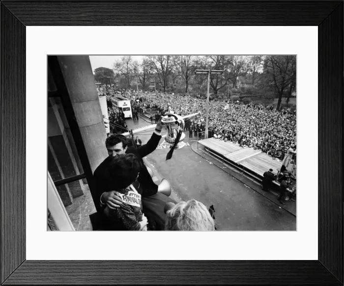 Framed Print : Tottenham Hotspur team hold the FA Cup trophy aloft at Tottenham Town Hall to a crowd of
