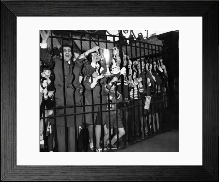Framed Print : Tottenham Hotspur fans celebrate on the streets of London as the team return home after Framed Print : Tottenham Hotspur fans celebrate on the streets of London as the team return home after