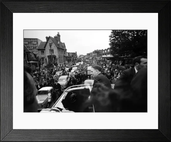 Framed Print : Tottenham Hotspur team and manager Bill Nicholson show off the FA Cup trophy from an