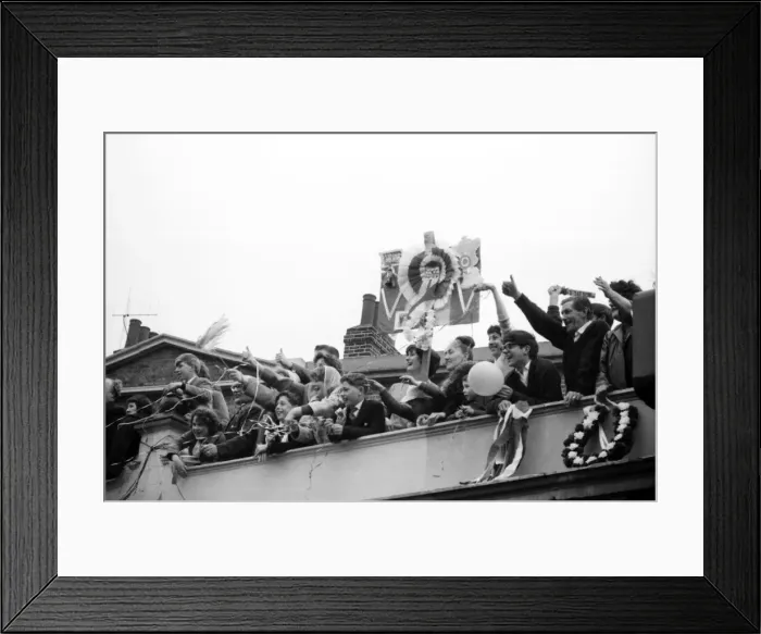 Framed Print : Fans of Tottenham Hotspur wave and cheer as their team arrive home after defeating Framed Print : Fans of Tottenham Hotspur wave and cheer as their team arrive home after defeating