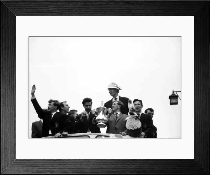 Framed Print : Tottenham Hotspur team including captain Danny Blanchflower and goalkeeper Bill Brown