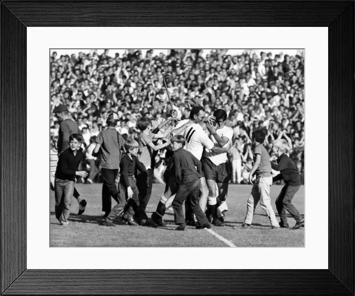 Framed Print : English League Division One match at White Hart Lane. Tottenham Hotpur 2 v Manchester Framed Print : English League Division One match at White Hart Lane. Tottenham Hotpur 2 v Manchester