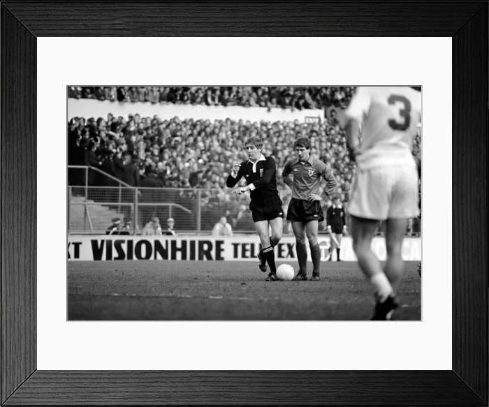 Framed Print : Leeds United 1 v. Sunderland 0. Division One Football. February 1981 MF01-33-034 Framed Print : Leeds United 1 v. Sunderland 0. Division One Football. February 1981 MF01-33-034