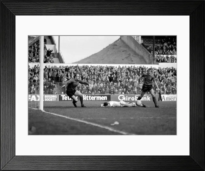 Framed Print : Leeds United 1 v. Sunderland 0. Division One Football. February 1981 MF01-33-025 Framed Print : Leeds United 1 v. Sunderland 0. Division One Football. February 1981 MF01-33-025