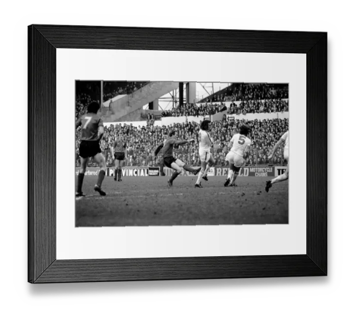Framed Print : Leeds United 1 v. Sunderland 0. Division One Football. February 1981 MF01-33-081 Framed Print : Leeds United 1 v. Sunderland 0. Division One Football. February 1981 MF01-33-081