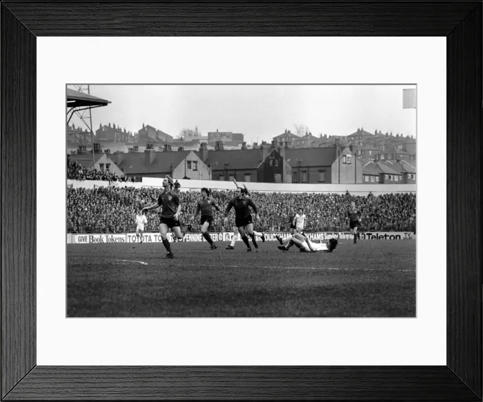 Framed Print : Leeds United 1 v. Sunderland 0. Division One Football. February 1981 MF01-33-008 Framed Print : Leeds United 1 v. Sunderland 0. Division One Football. February 1981 MF01-33-008