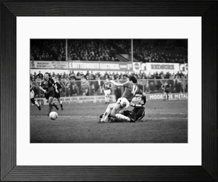 Framed Print : Oldham v. Bristol. R. Febuary 1981 MF01-25-005