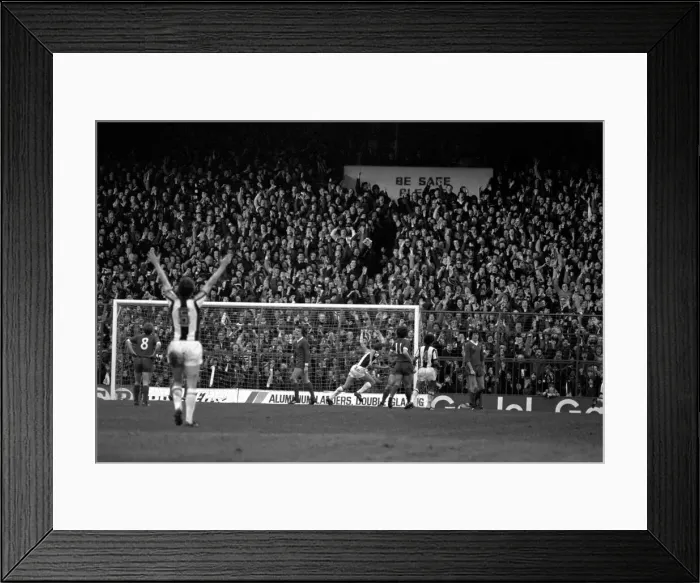 Framed Print : West Bromwich Albion 2 v. Liverpool 0. Division One Football. February 1981 MF01-27-022 Framed Print : West Bromwich Albion 2 v. Liverpool 0. Division One Football. February 1981 MF01-27-022