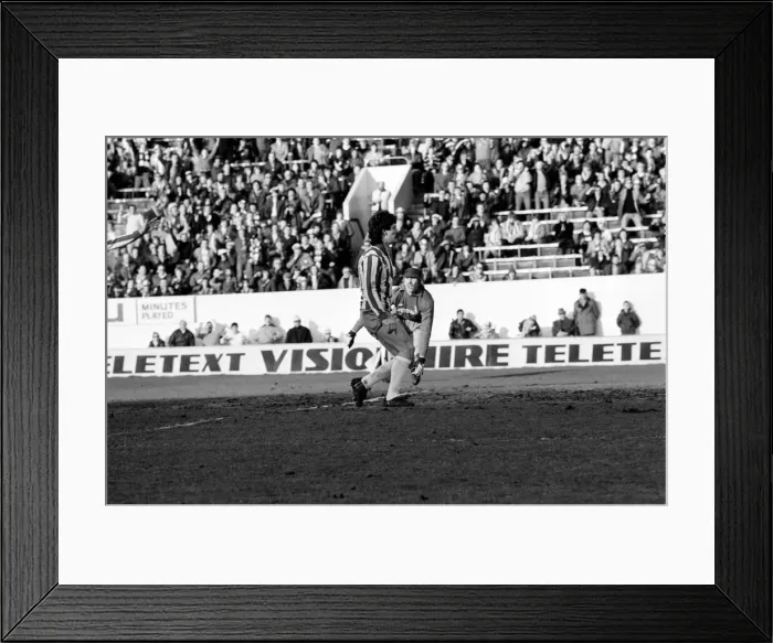 Framed Print : Sheffield Wednesday 3 v. Oldham 0. Division One Football. February 1981 MF01-31-060 Framed Print : Sheffield Wednesday 3 v. Oldham 0. Division One Football. February 1981 MF01-31-060