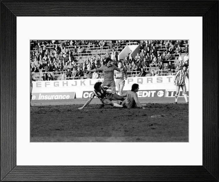 Framed Print : Sheffield Wednesday 3 v. Oldham 0. Division One Football. February 1981 MF01-31-047 Framed Print : Sheffield Wednesday 3 v. Oldham 0. Division One Football. February 1981 MF01-31-047