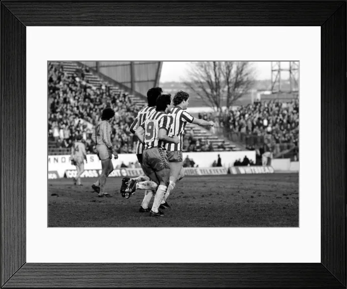 Framed Print : Sheffield Wednesday 3 v. Oldham 0. Division One Football. February 1981 MF01-31-009 Framed Print : Sheffield Wednesday 3 v. Oldham 0. Division One Football. February 1981 MF01-31-009