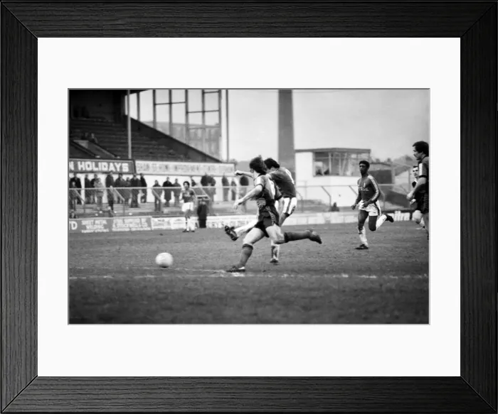 Framed Print : Oldham v. Bristol. R. Febuary 1981 MF01-25-011