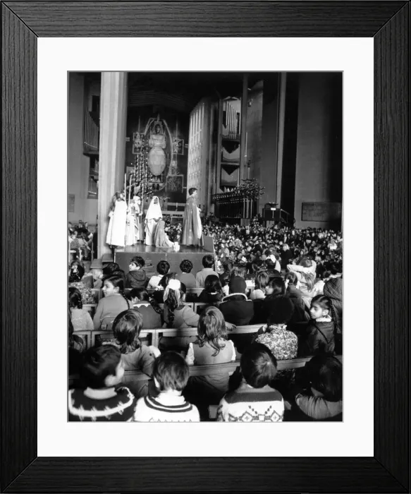Framed Print : Two thousand Coventry children from junior schools in Foleshill Framed Print : Two thousand Coventry children from junior schools in Foleshill