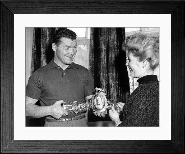 Framed Print : British middleweight champion Mick Leahy hands over his Lonsdale Belt to his wife