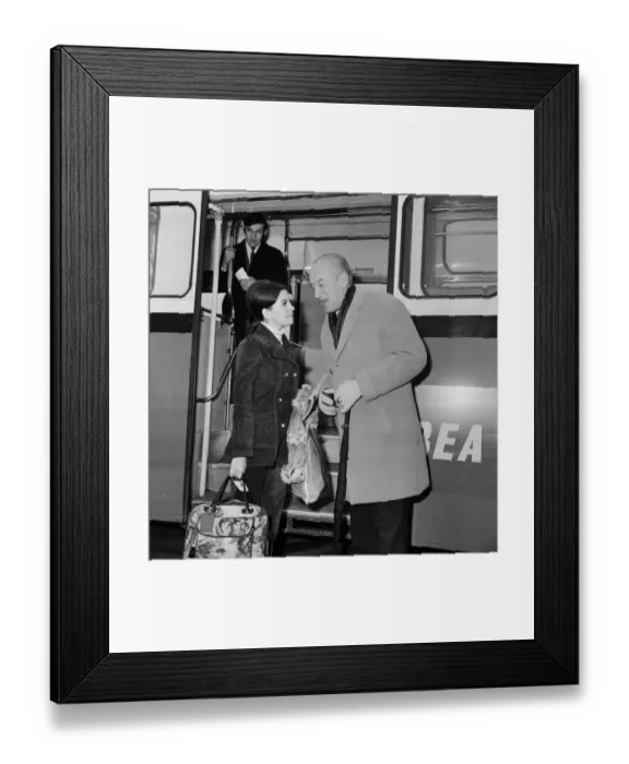 Framed Print : Barbara Parkins, television & film actress, pictured arriving at London Heathrow Airport Framed Print : Barbara Parkins, television & film actress, pictured arriving at London Heathrow Airport