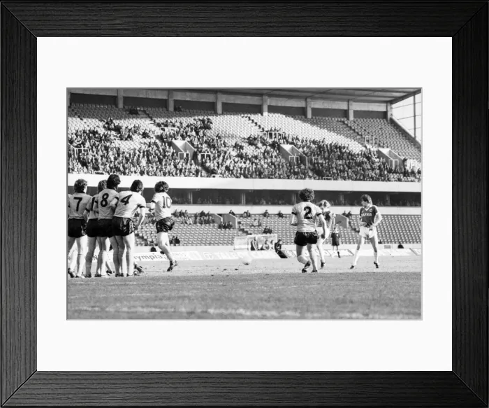 Framed Print : English League Division One match. Wolverhampton Wanderers 0 v Everton 3 Framed Print : English League Division One match. Wolverhampton Wanderers 0 v Everton 3