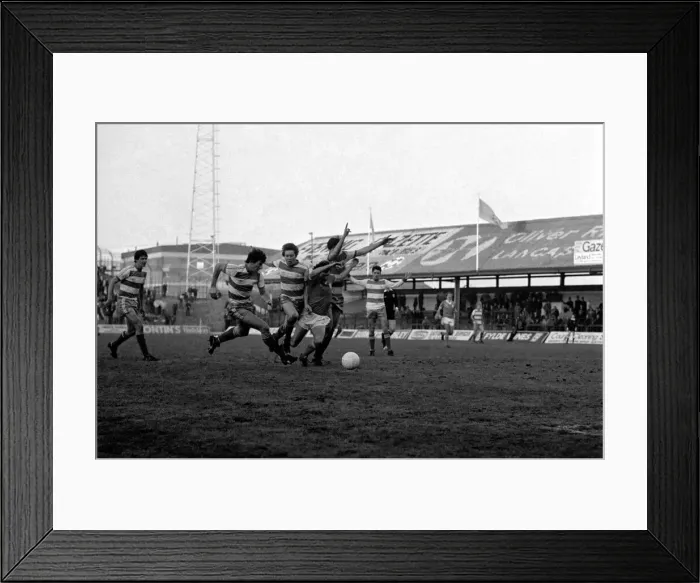Framed Print : English FA Cup match. Blackpool 0 v Queens Park Rangers 0. January 1982 MF05-17-010