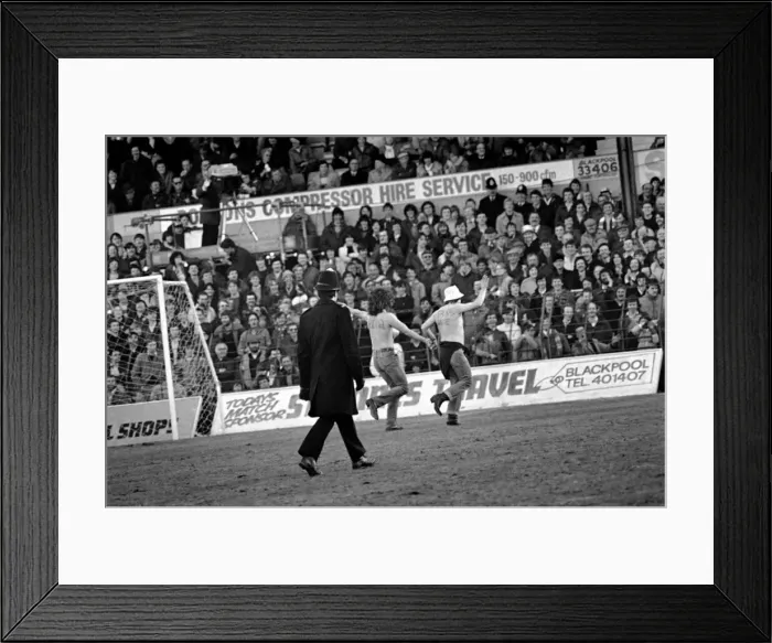 Framed Print : English FA Cup match. Blackpool 0 v Queens Park Rangers 0. January 1982 MF05-17-031 Framed Print : English FA Cup match. Blackpool 0 v Queens Park Rangers 0. January 1982 MF05-17-031