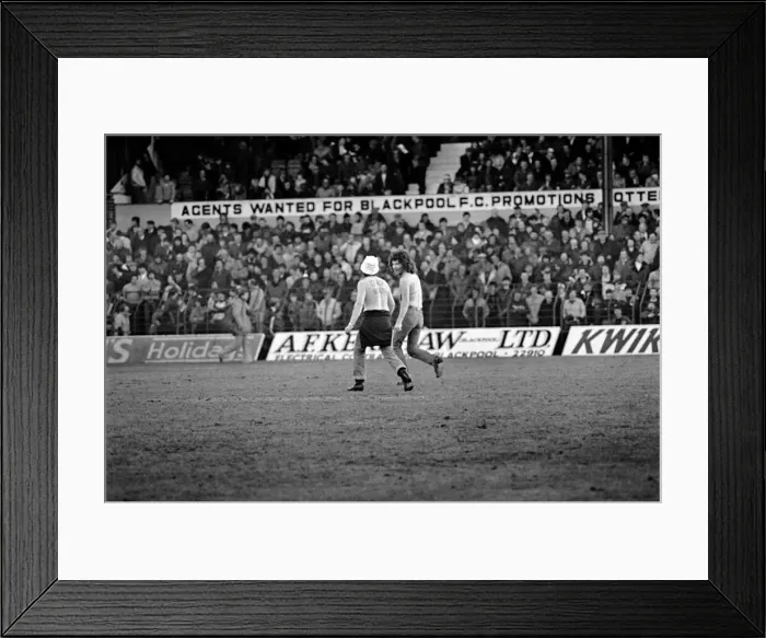 Framed Print : English FA Cup match. Blackpool 0 v Queens Park Rangers 0. January 1982 MF05-17-032 Framed Print : English FA Cup match. Blackpool 0 v Queens Park Rangers 0. January 1982 MF05-17-032