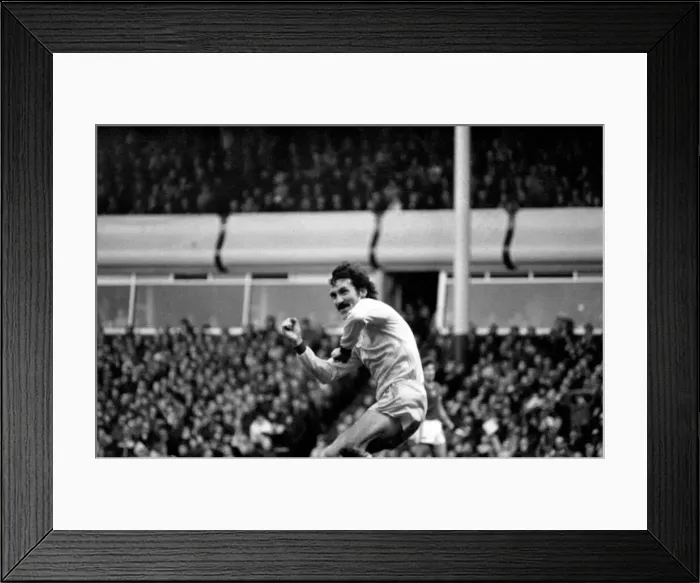 Framed Print : English League Division One match. Aston Villa 0 v Liverpool 3. January 1982 MF05-15-024