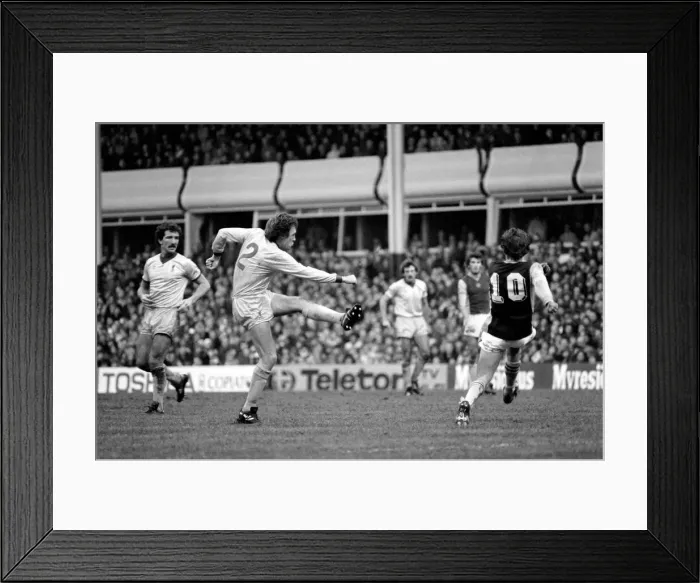 Framed Print : English League Division One match. Aston Villa 0 v Liverpool 3. January 1982 MF05-15-039
