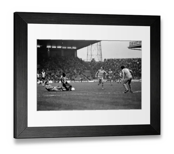 Framed Print : English League Division One match at Maine Road. Manchester City 2 v Southampton 0 Framed Print : English League Division One match at Maine Road. Manchester City 2 v Southampton 0