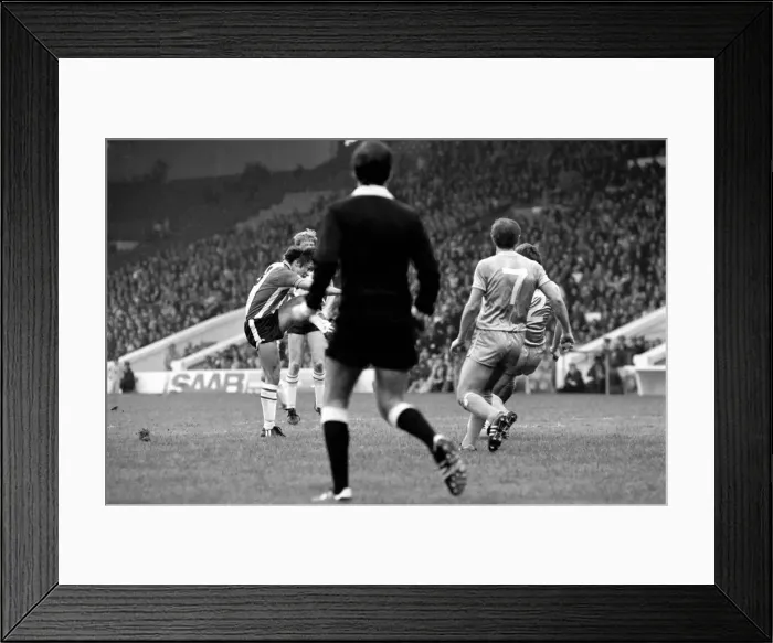 Framed Print : English League Division One match at Maine Road. Manchester City 2 v Southampton 0 Framed Print : English League Division One match at Maine Road. Manchester City 2 v Southampton 0