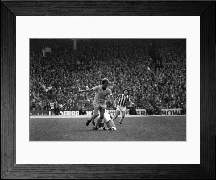 Framed Print : English League Division One match. Stoke City 1 v Liverpool 1. October 1982 MF09-05-169 Framed Print : English League Division One match. Stoke City 1 v Liverpool 1. October 1982 MF09-05-169