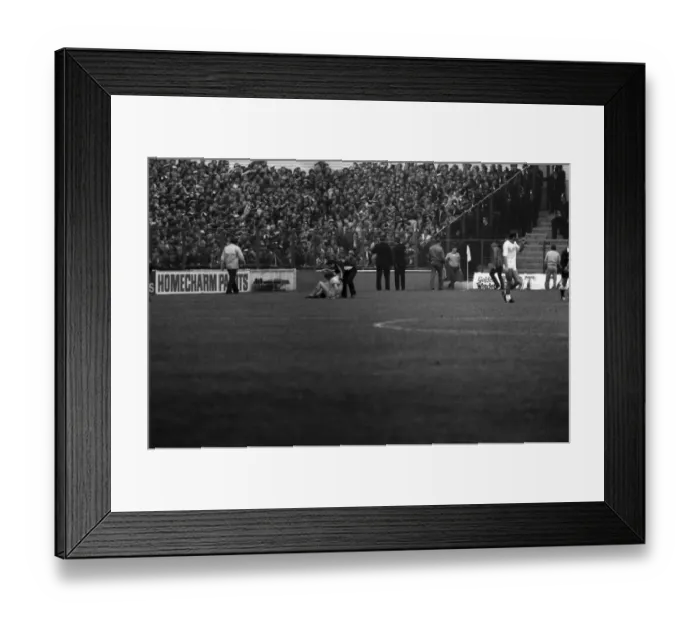 Framed Print : English League Division Two match. Leeds United 3 v Newcastle United 1