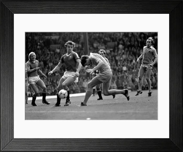 Framed Print : Manchester United 1 v. Stoke 0. October 1982 MF08-01-011 Framed Print : Manchester United 1 v. Stoke 0. October 1982 MF08-01-011