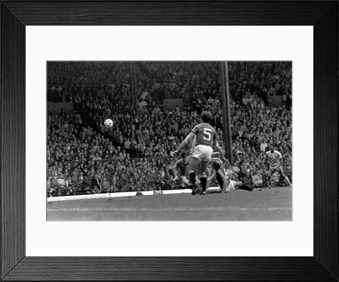 Framed Print : Manchester United 1 v. Stoke 0. October 1982 MF08-01-018