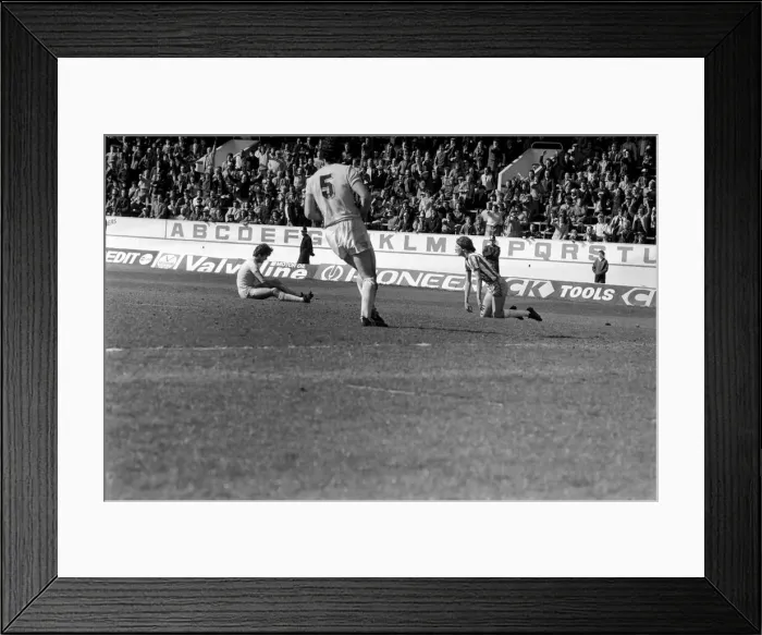 Framed Print : Sheffield Wednesday 0 v. Chelsea 0. Division 2 Football May 1982 MF07-11-051 Framed Print : Sheffield Wednesday 0 v. Chelsea 0. Division 2 Football May 1982 MF07-11-051