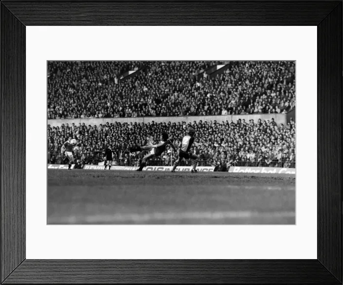 Framed Print : Manchester United v. Southampton. May 1982 MF07-10-072