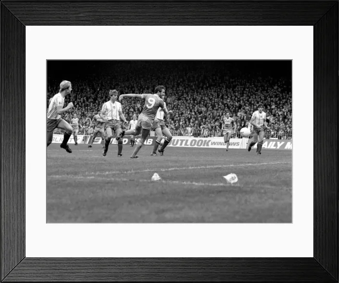 Framed Print : English League Division One match at Maine Road. Manchester City 2 v Sunderland 2