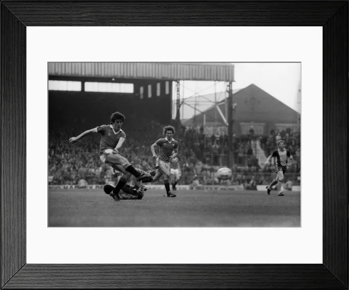 Framed Print : Manchester United v. Southampton. May 1982 MF07-10-069 Framed Print : Manchester United v. Southampton. May 1982 MF07-10-069