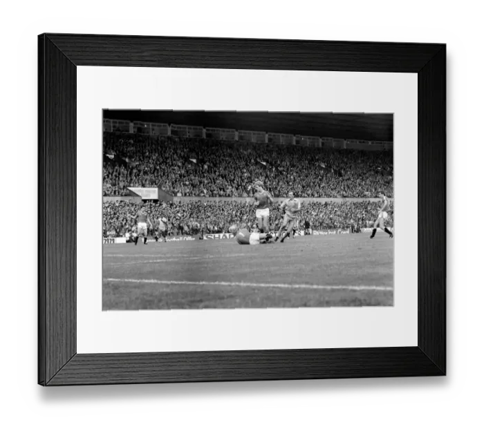 Framed Print : Manchester United 1 v. Stoke 0. October 1982 MF08-01-035 Framed Print : Manchester United 1 v. Stoke 0. October 1982 MF08-01-035