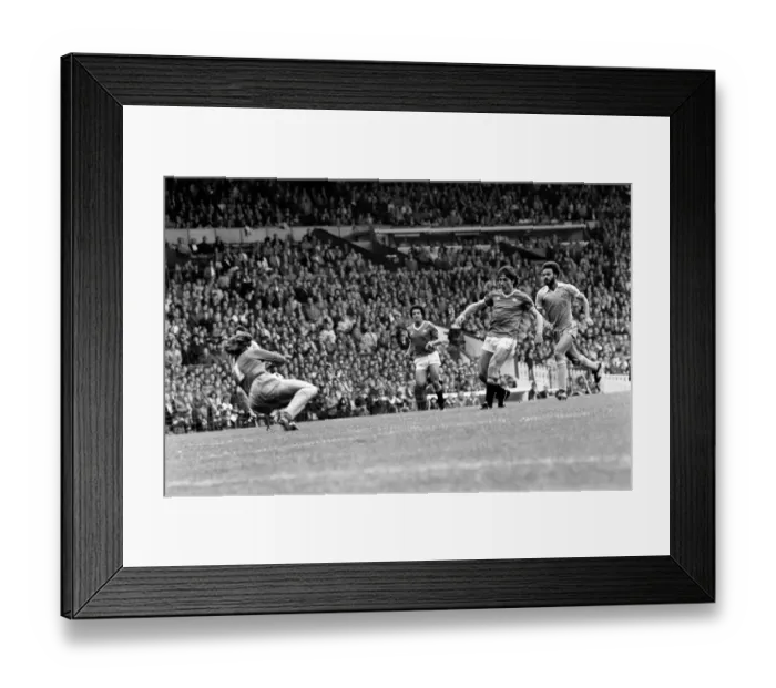 Framed Print : Manchester United 1 v. Stoke 0. October 1982 MF08-01-028