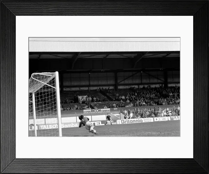 Framed Print : Stoke 2 v. Notts. County 2. Division 1 Football. May 1982 MF07-06-016 Framed Print : Stoke 2 v. Notts. County 2. Division 1 Football. May 1982 MF07-06-016