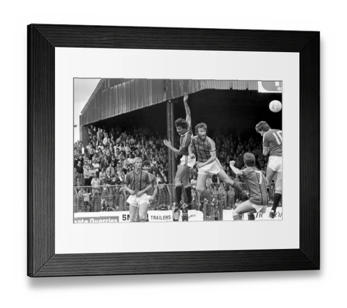 Framed Print : Pre Season Friendly. Glentoran v Manchester United. August 1982 MF08-19-011