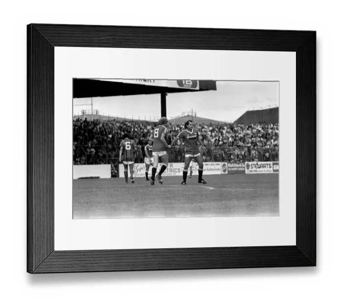 Framed Print : Pre Season Friendly. Glentoran v Manchester United. August 1982 MF08-19-015