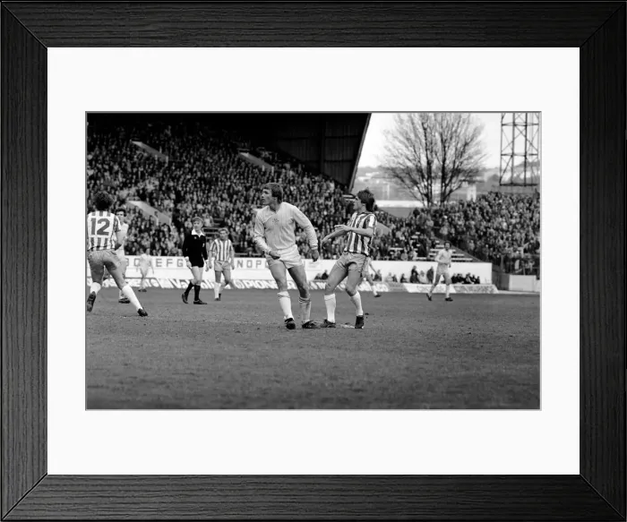 Framed Print : Sheffield Wednesday 0 v. Chelsea 0. Division 2 Football May 1982 MF07-11-039 Framed Print : Sheffield Wednesday 0 v. Chelsea 0. Division 2 Football May 1982 MF07-11-039